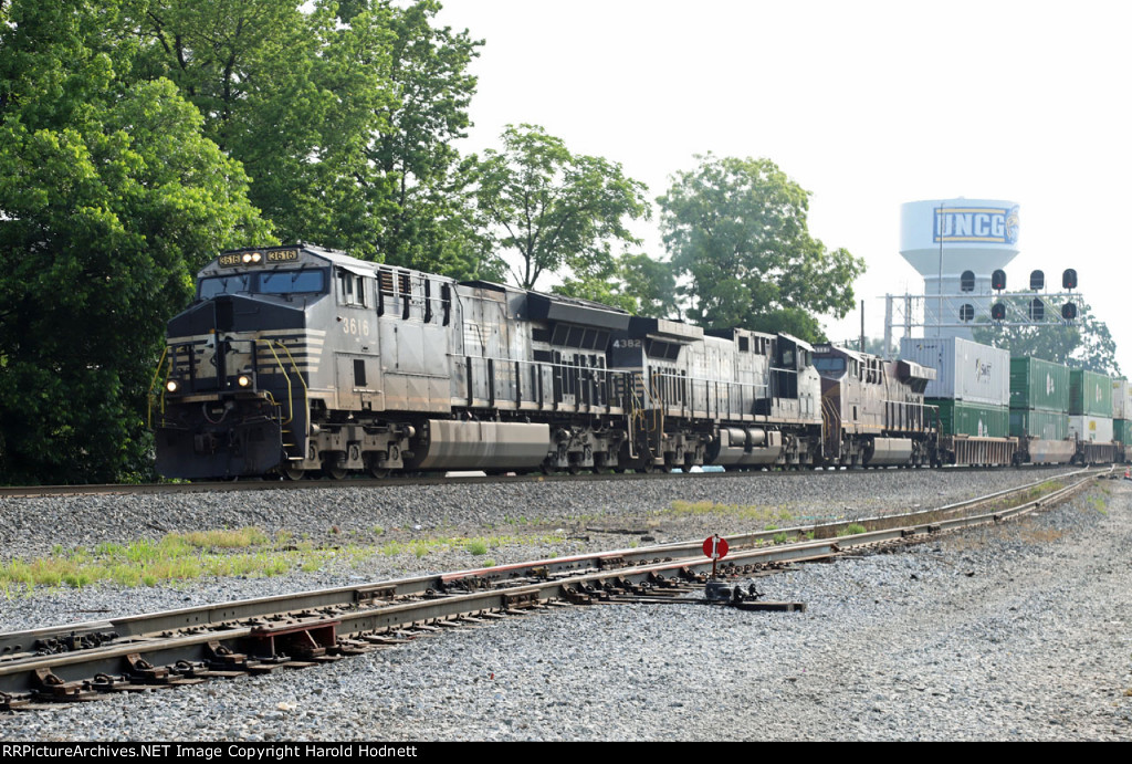 NS 3616 leads train 28N at Aycock